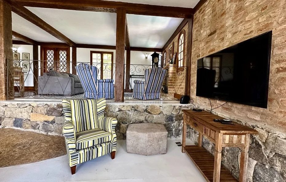 Localizada ao Sul da ilha, no Ponta da Sela, condomínio com quadras de tênis e poliesportiva