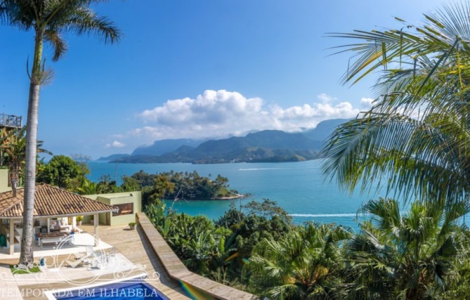 Casa é luxuosa e moderna, com vista maravilhosa para o mar.