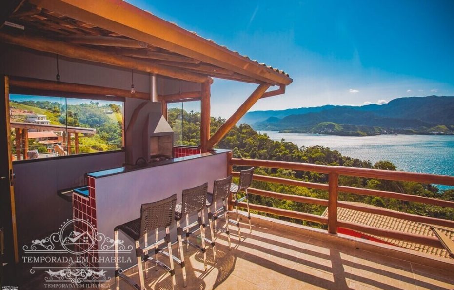 Linda casa com vista panorâmica e piscina de borda infinita – Casa Piuva
